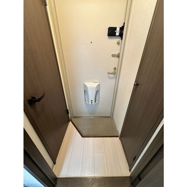 ルーブル8条館0302の玄関