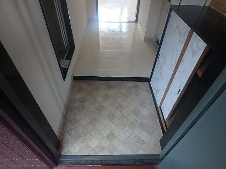 駒矢11番館302の玄関