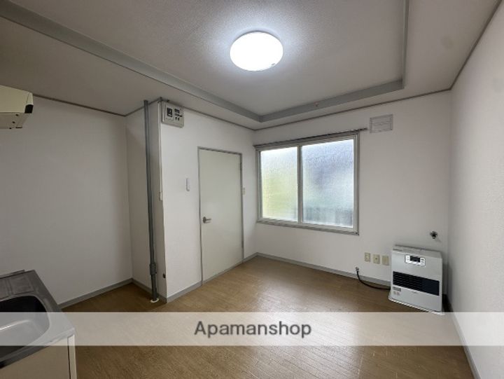 ヴィレッジ山の手212の居間