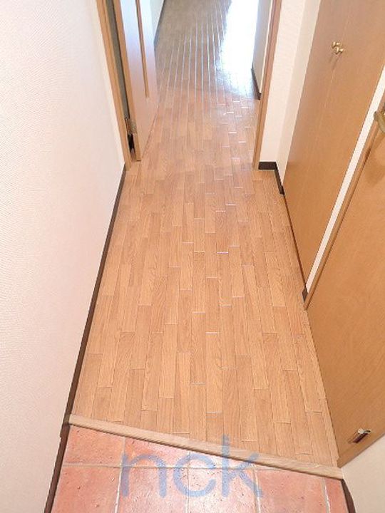 アリスマナーBLDの玄関
