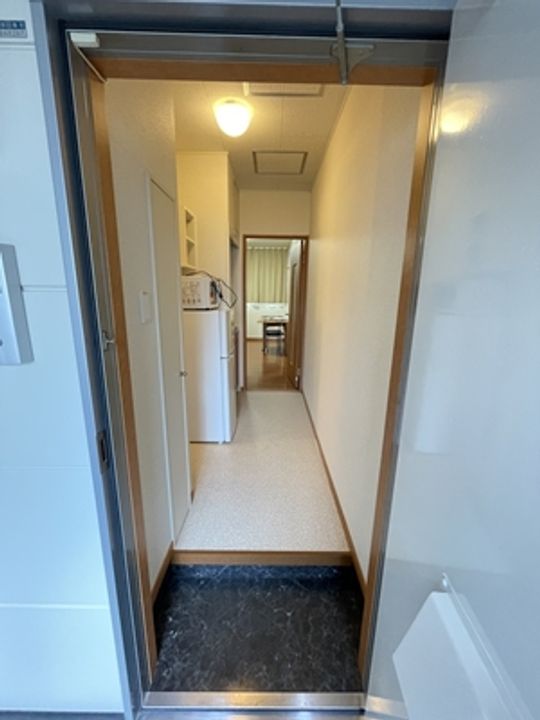 レオパレスW WEST107の玄関