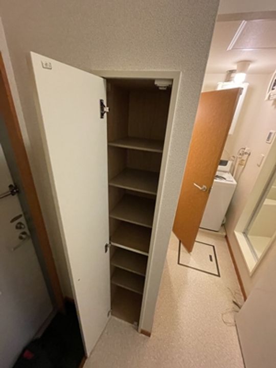 レオパレス赤トンボ108の玄関