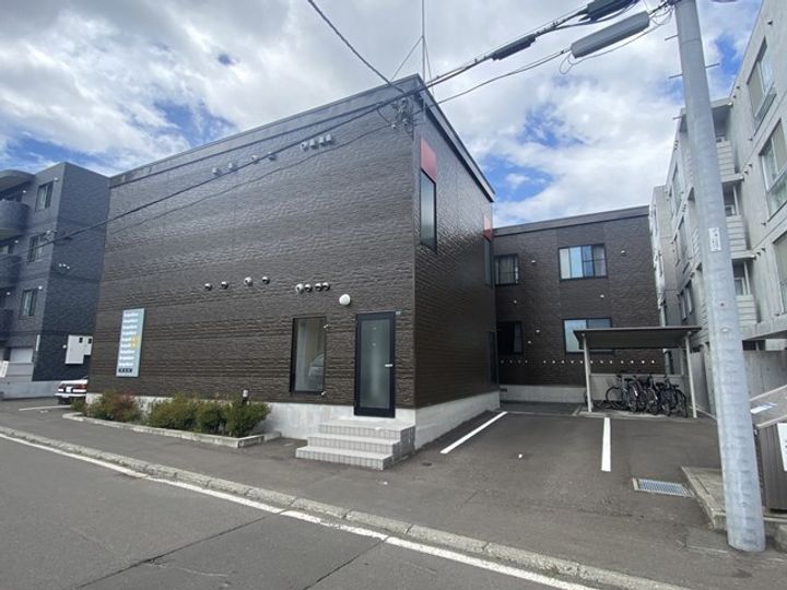 レオパレス華美館の外観
