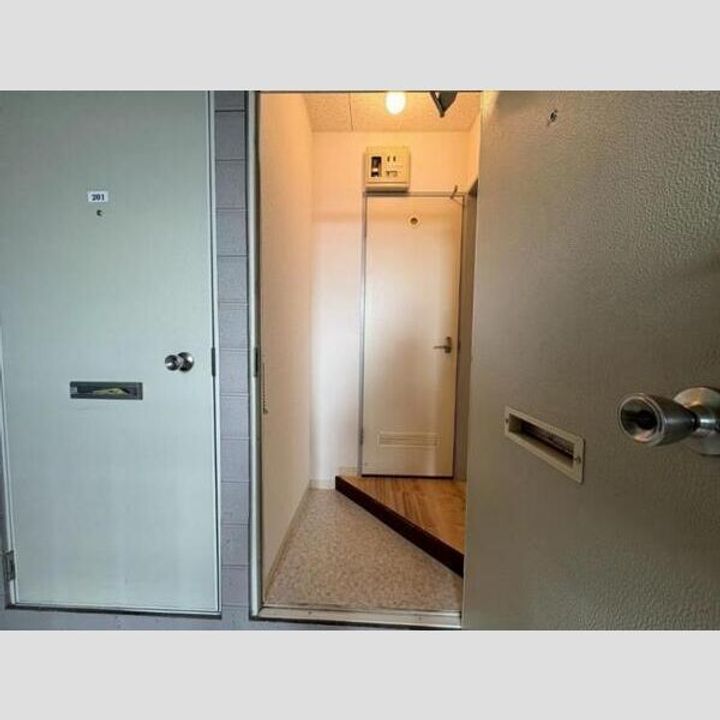 シティーハイム八軒B202号室の玄関