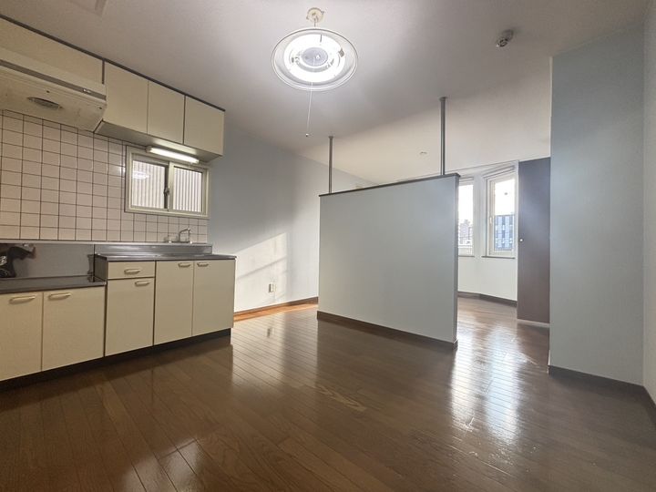 アルファルーセント302の居間