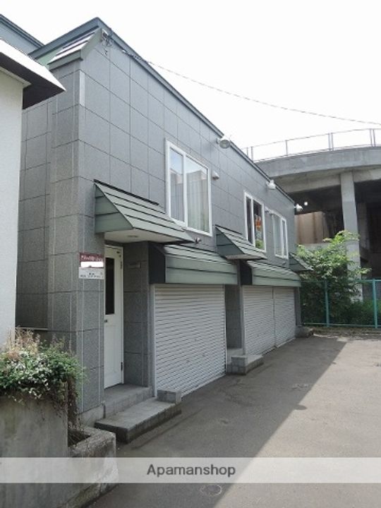 スリーステージの外観