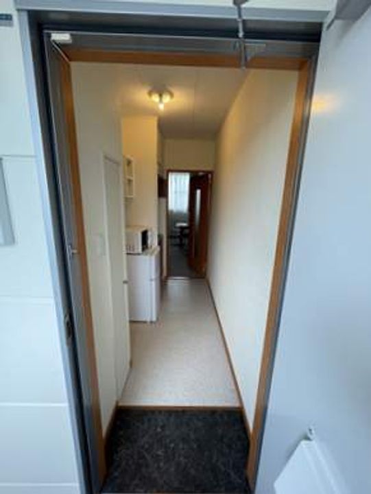 レオパレスW WEST208の玄関