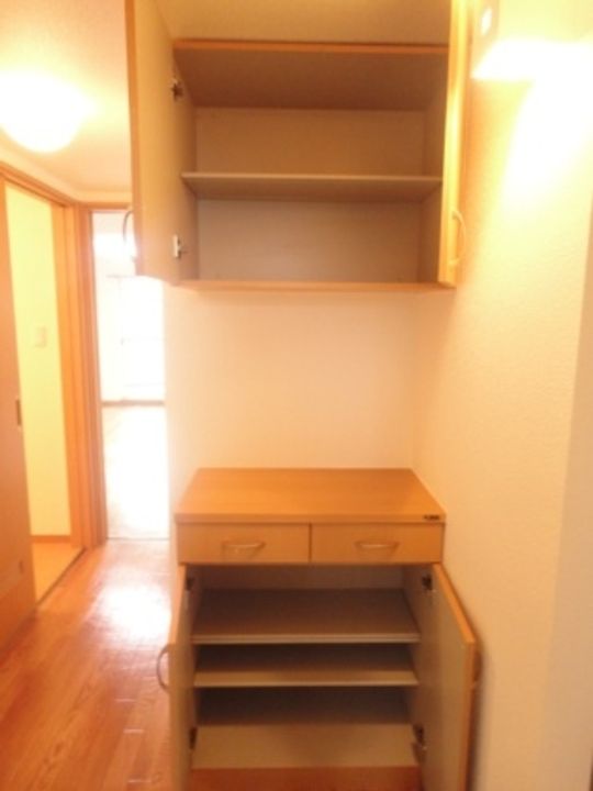北海道札幌市西区八軒二条西2丁目の賃貸マンションの玄関