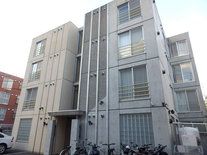 エムプラス山鼻の外観