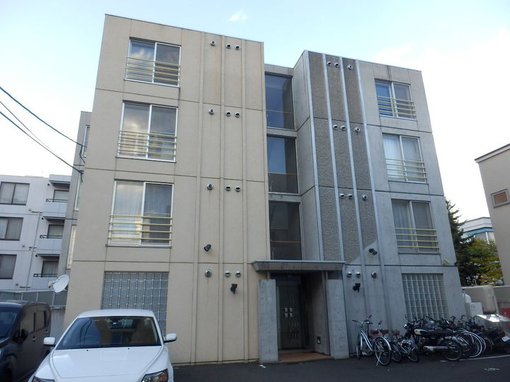 エムプラス山鼻の外観