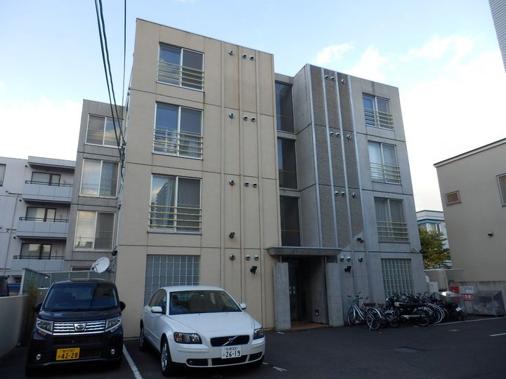 エムプラス山鼻の外観