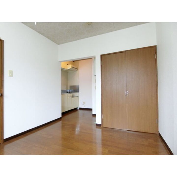 プラザイン南20条の居間