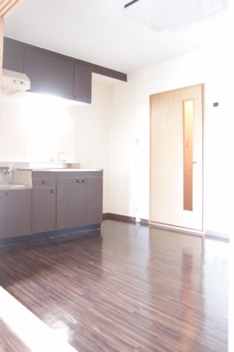 MAJESTIC水車町202の居間