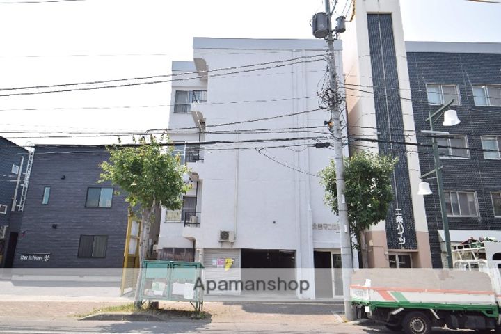 大雪マンションの外観