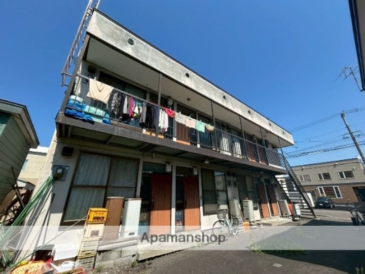 ホワイトホース B棟の外観