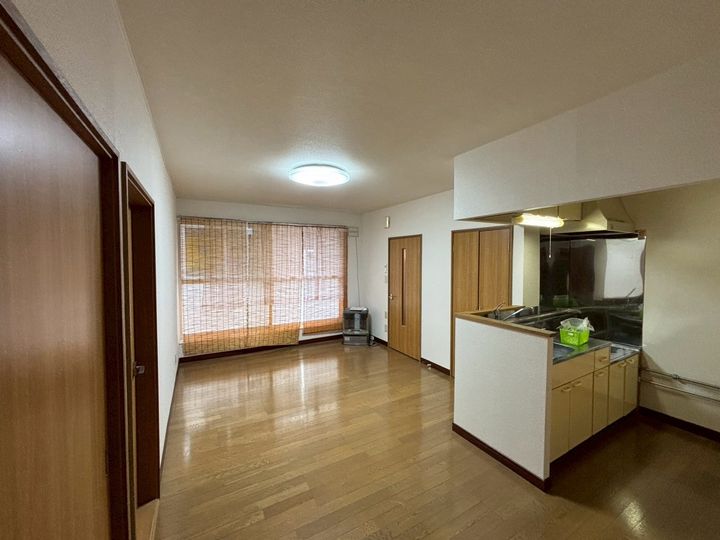 ロイヤル・KANASE・永山202の居間