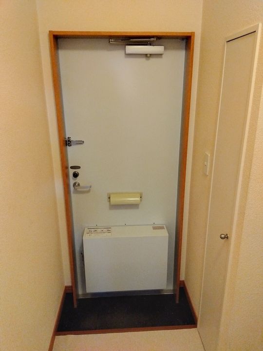 レオパレスロワジール西野Bの玄関