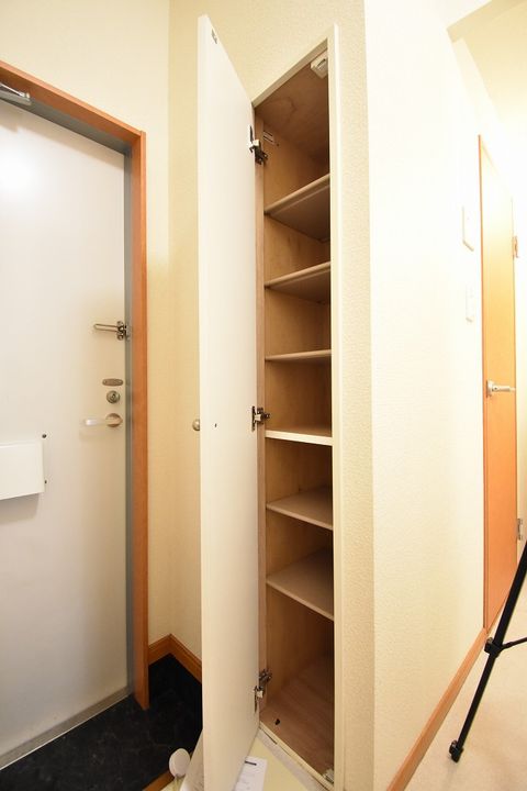 レオパレスW WEST105の玄関