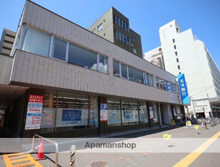 メニーズコート創成北の周辺