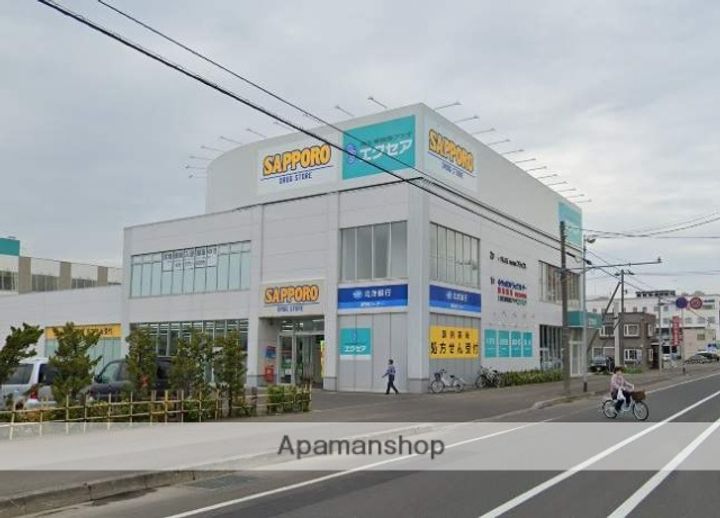 メニーズコート創成北の周辺