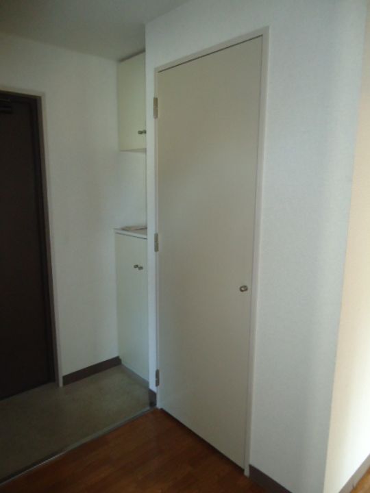 クレステージ南6条801の玄関