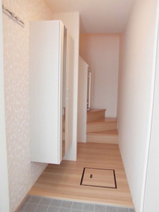 セザール川沿の玄関