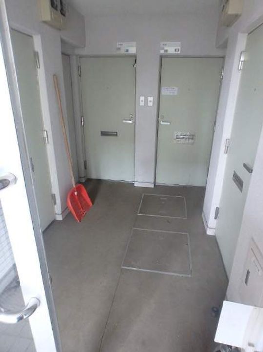 アヴニールⅡ00106の玄関