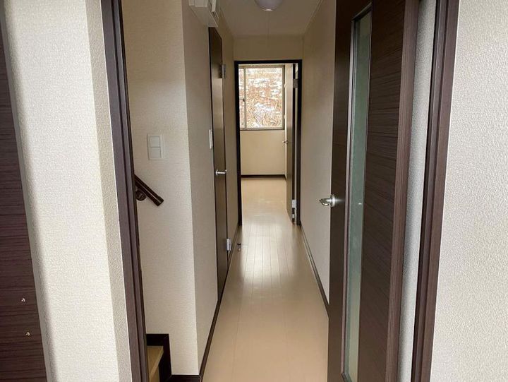 レオネクストヒルサイド石山105の玄関