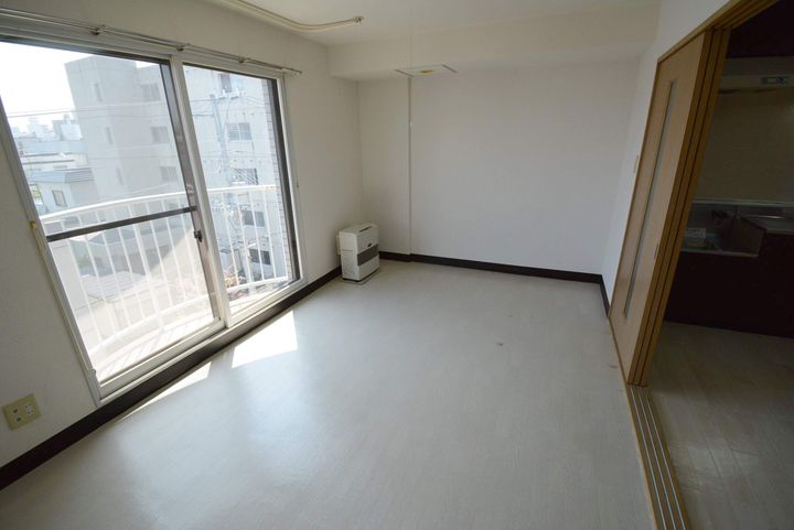 MAJESTIC水車町202の居間