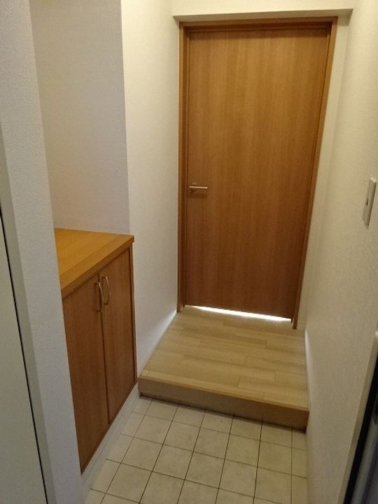 メゾンエクレーレ北35条の玄関
