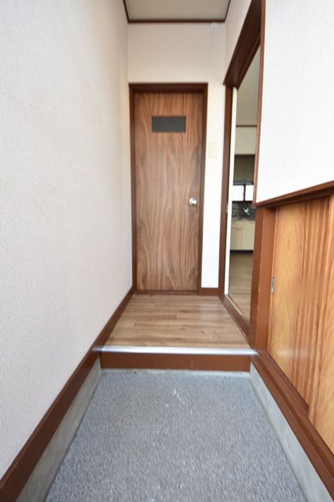 あやめマンション101の玄関