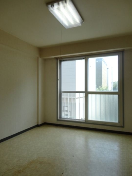 北海道札幌市東区東苗穂四条1丁目の賃貸マンションの居間