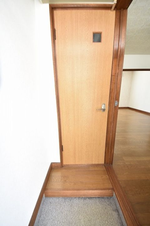 ビリーブ麻生203の玄関