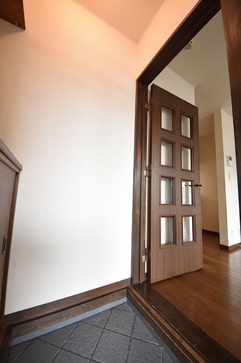 エクセレント新川B102の玄関