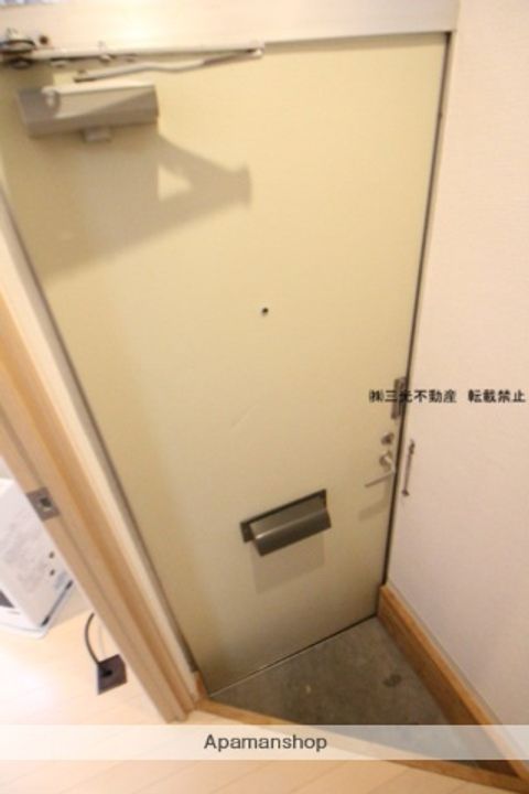 北海道札幌市中央区南五条西21丁目の賃貸アパートの玄関