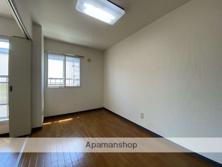 北海道札幌市中央区宮の森三条2丁目の賃貸マンションの居間