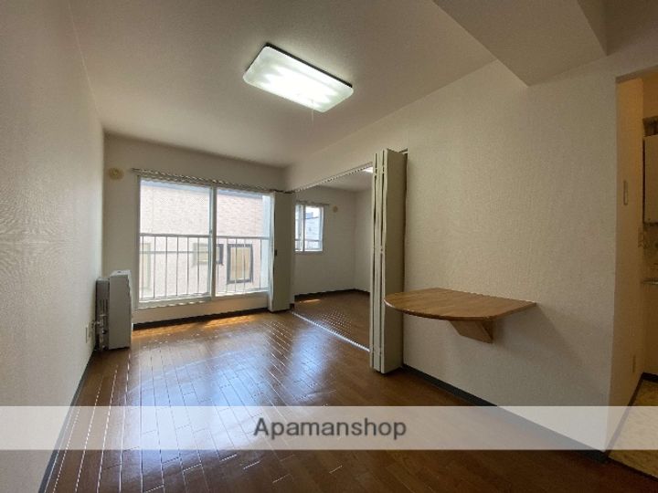 北海道札幌市中央区宮の森三条2丁目の賃貸マンションの居間