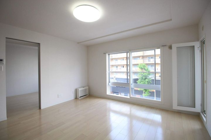 ソレイユ山鼻403の居間