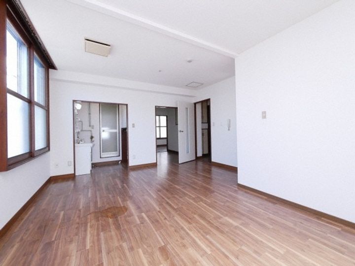 かねそビルの居間