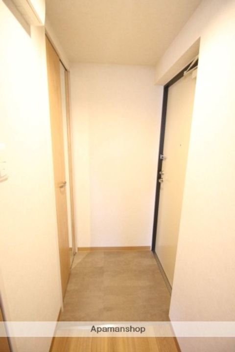 北海道札幌市白石区南郷通14丁目北の賃貸マンションの玄関