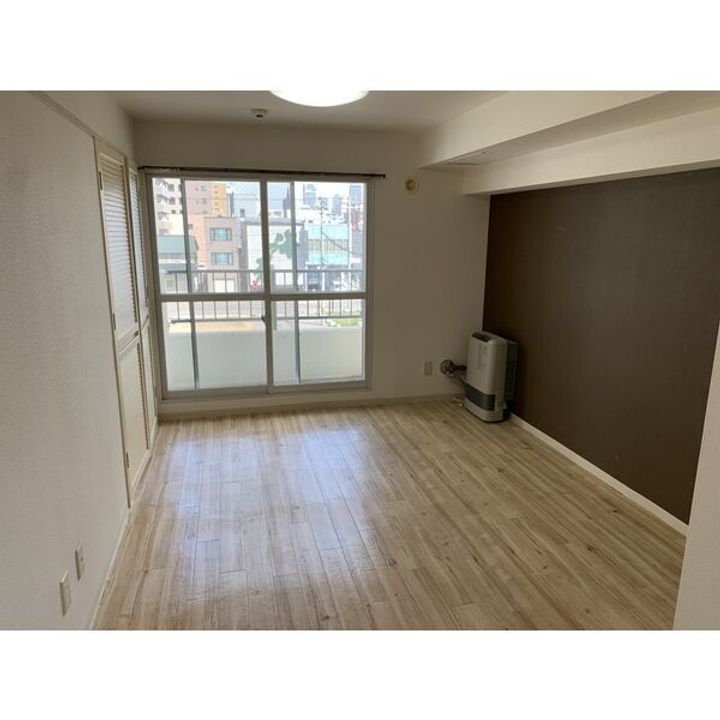 ローレル南6条410の居間