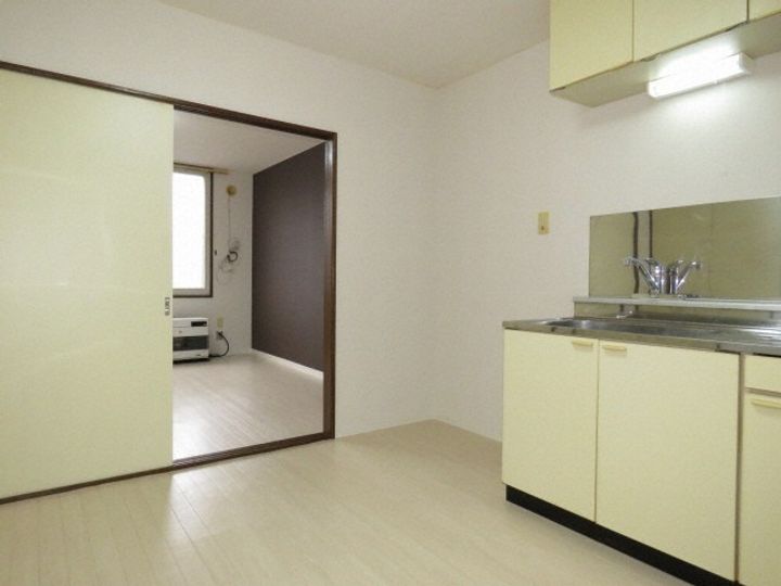 エスポアールさつみ202の居間