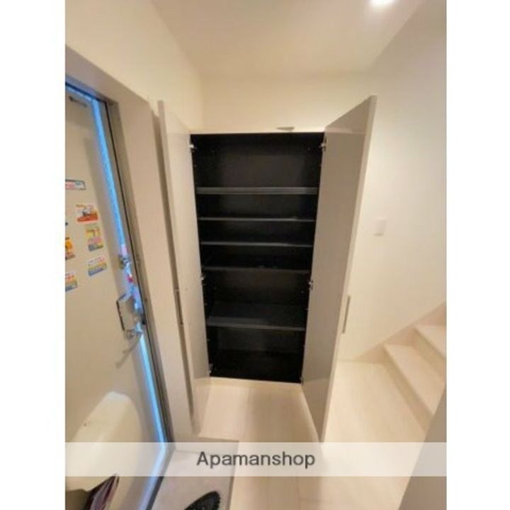 宮城県仙台市宮城野区出花3丁目の賃貸アパートの玄関