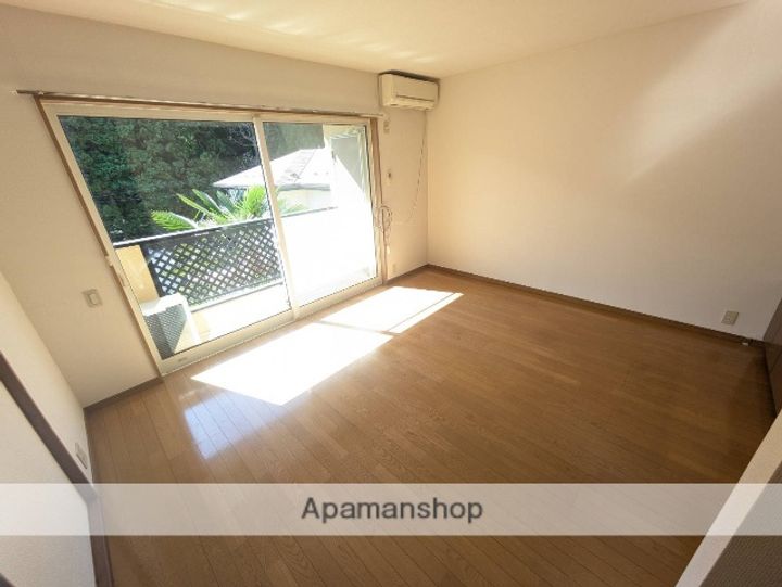 エクセルシャトー一森山A棟202号室の居間