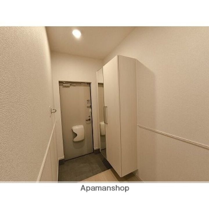 グレースヒルズGAMO B棟の玄関