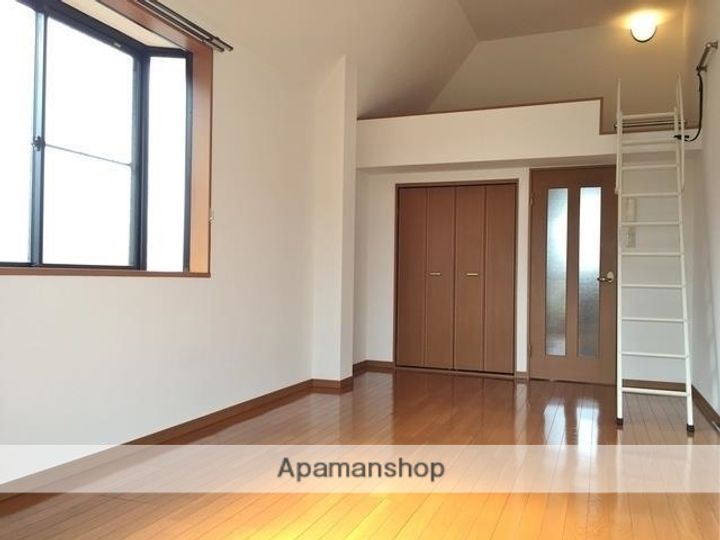 シュクール宮 一番館201の居間