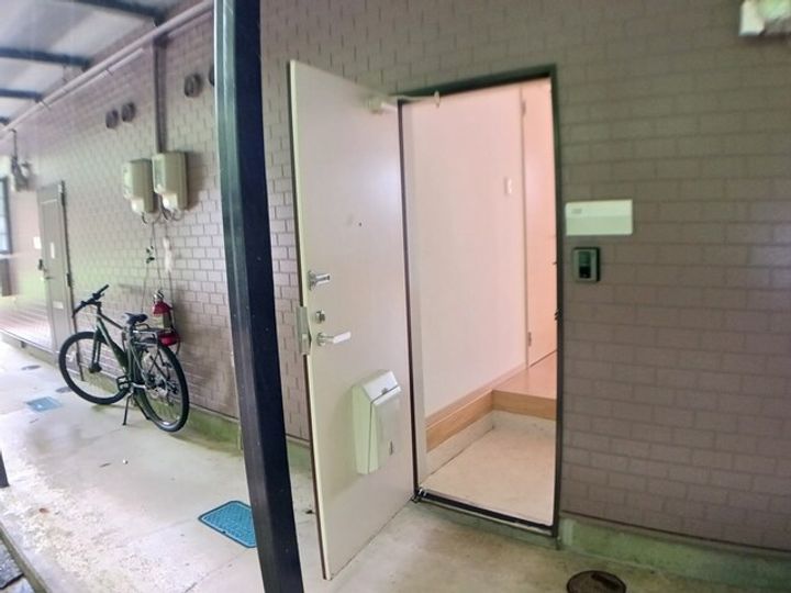 アビタシオンK’Sの玄関