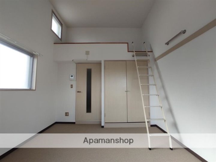 ロイヤルヒルズ銀杏町Ⅱ504の居間