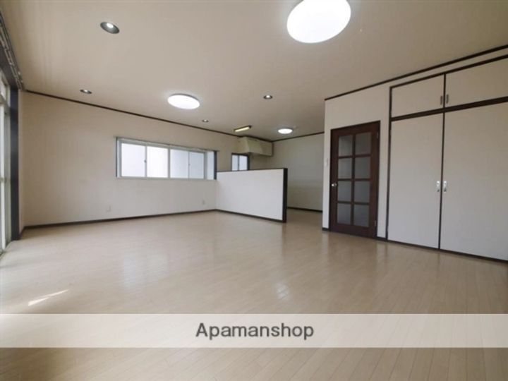 アルファネクスト山の寺102の居間