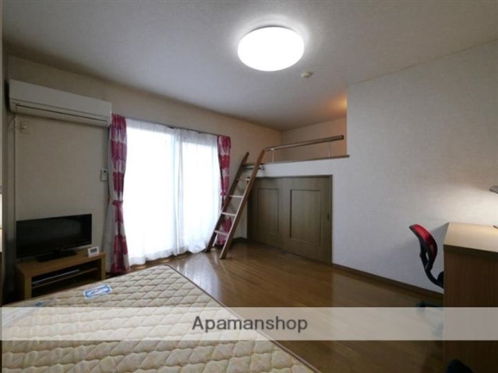 ピースフル泉12(家具家電付)202の居間